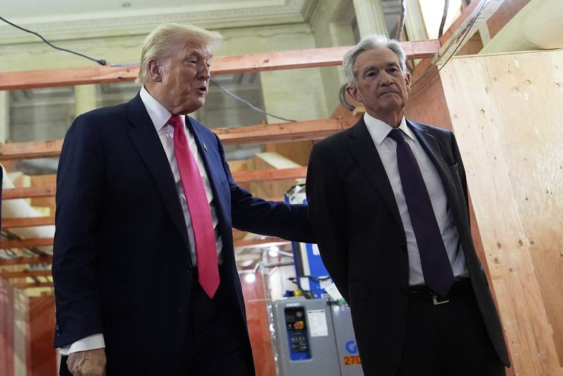 El presidente Donald Trump (izq) con el presidente de la Reserva Federal Jerome Powell en una visita a la sede de la institución en Washington el 24 de julio del 2025. (AP foto/Julia Demaree Nikhinson)