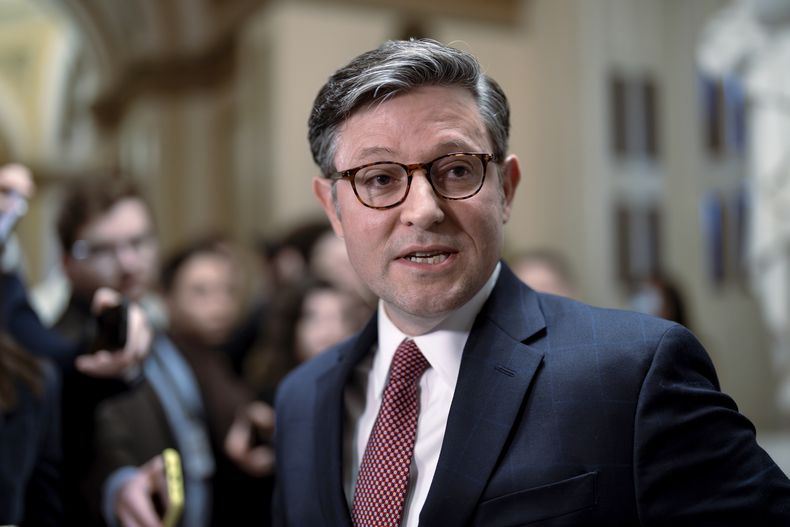 El presidente de la Cámara de a Representantes, Mike Johnson, republicano por Luisiana, habla con periodistas, el 12 de enero de 2024, en el Capitolio, en Washington. (Foto AP/J. Scott Applewhite, Archivo)