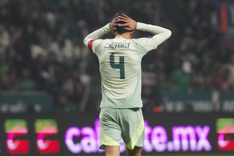 Edson Álvarez, de la selección de México, se lamenta después de fallar una oportunidad de gol ante Honduras, el martes 19 de noviembre de 2024 (AP Foto/Eduardo Verdugo)