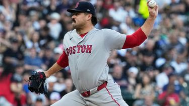 El lanzador abridor de los Medias Rojas de Boston, Payton Tolle, lanza contra los Medias Blancas de Chicago durante la primera entrada de un partido de béisbol en Chicago, el martes 7 de julio de 2026. (Foto AP/Nam Y. Huh)