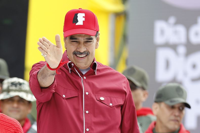 El presidente de Venezuela, Nicolás Maduro, saluda a sus seguidores durante un evento que marca el aniversario del fallido golpe de 1992 liderado por el fallecido presidente Hugo Chávez en Caracas, Venezuela, el martes 4 de febrero de 2025. (AP Foto/Cristian Hernandez)