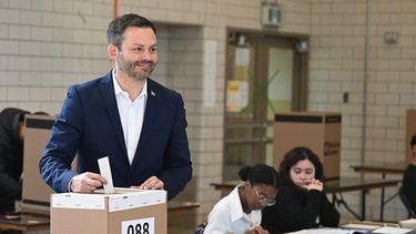 El líder del Partido Quebequense, Paul St-Pierre Plamondon, emite su voto en Montreal, Quebec, el lunes 5 de octubre de 2026. (Graham Hughes/The Canadian Press vía AP)
