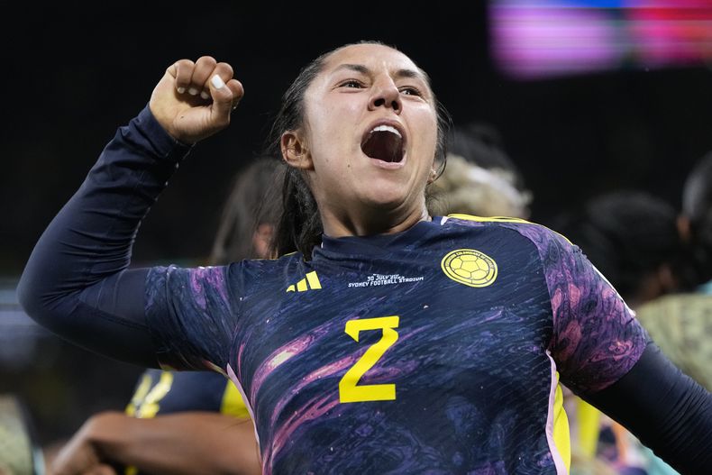 Manuela Vanegas celebra tras anotar el segundo gol de Colombia en la victoria 2-1 ante Alemania en el Mundial femenino, el domingo 30 de julio de 2023, en Sídney. (AP Foto/Rick Rycroft)