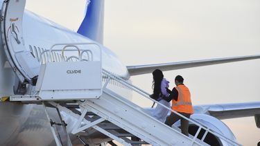 ARCHIVO - Migrantes venezolanos abordan un avión que se dirige a su país natal, el miércoles 18 de octubre de 2023, en Harlingen, Texas. (AP Foto/Valerie Gonzalez, Archivo)