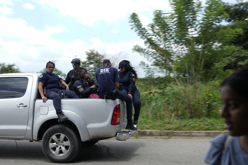 Fuerzas de seguridad montadas en la parte de atrás de una camioneta cerca del centro penitenciario de Tocorón, en Tocorón, Venezuela, el miércoles 20 de septiembre de 2023. Militares ejecutaron la intervención en un intento de desmantelar una de las bandas criminales en el país, de acuerdo con el ministro de Interior, el almirante en jefe Remigio Ceballos. (AP Foto/Ariana Cubillos)