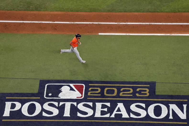 El cubano José Abreu, de los Astros de Houston, recorre la línea de la antesala tras conectar un jonrón de tres carreras ante los Rangers de Texas, el jueves 19 de octubre de 2023, en el cuarto juego de la Serie de Campeonato de la Liga Americana, disputado en Arlingon, Texas (AP Foto/Julio Cortez)