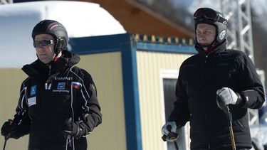 americateve | El presidente ruso Vladimir Putin, a la derecha, y el primer ministro Dmitry Medvedev se disponen a esquiar en el centro tur&iacute;stico monta&ntilde;&eacute;s de Krasnaya Polyana, cerca de la localidad de Sochi, a orillas del Mar Negro, en el sur de Rus