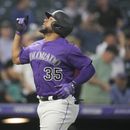 El jugador de los Rockies de Colorado Elias Diaz hace un gesto mientras cruza el plato tras pegar un jonrón solitario ante los Marlins de Miami Edward Cabrera en el sexto inning del juego de béisbol el lunes 22 de mayo de 2023, en Denver. (AP Foto/David Zalubowski)