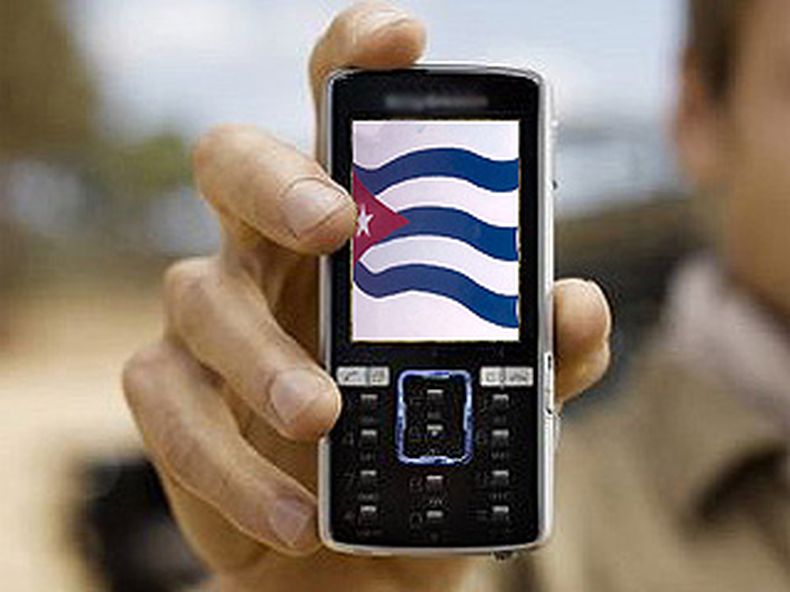 Llamar o enviar un mensaje de texto a través de los celulares parece ser por estos días todo un desafío en algunas provincias cubanas.