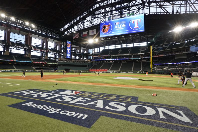 Los Orioles de Baltimore realiza una práctica de bateo en el Globe Life Field que ya cuenta con los logotipos de la postemporada antes del juego 3 de la Serie Divisional de la Liga Americana ante Rangers de Texas el lunes 9 de octubre del 2023. (AP Foto/Tony Gutierrez)