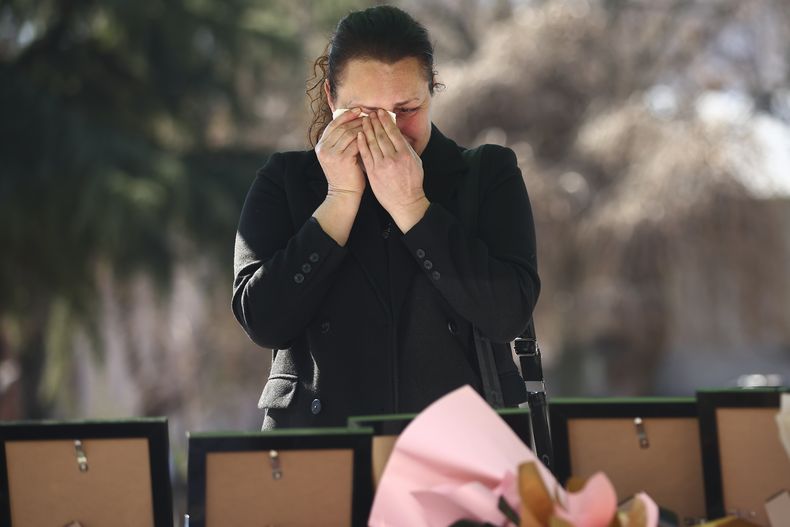 Una mujer llora al ver las fotos de las víctimas de un enorme incendio en una discoteca de la ciudad de Kocani, Macedonia del Norte, el jueves 20 de marzo de 2025. (AP Foto/Armin Durgut)