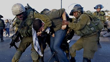 americateve | Polic&iacute;as israel&iacute;es detienen a un activista palestino durante una protesta por el proyecto de reasentar a la minor&iacute;a de beduinos palestinos de sus pueblos en el desierto del Negev, cerca del asentamiento jud&iacute;o de Bet El, al nort