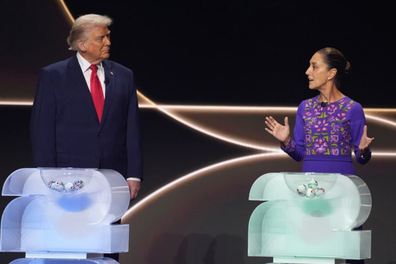 ARCHIVO - La presidenta de México, Claudia Sheinbaum, a la derecha, habla junto al presidente de Estados Unidos, Donald Trump, a la izquierda, durante el sorteo del Mundial de 2026 en el Kennedy Center en Washington, el 5 de diciembre de 2025. (AP Foto/Evan Vucci, Archivo)