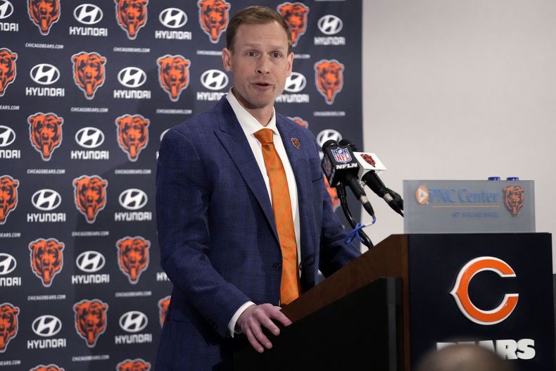 El nuevo entrenador en jefe de los Bears de Chicago, Ben Johnson, habla después de su presentación en una conferencia de prensa de la NFL en Halas Hall en Lake Forest, Illinois, el miércoles 22 de enero de 2025. (AP Foto/Nam Y. Huh)