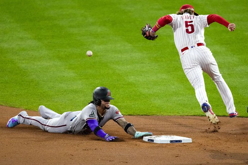 Ketel Marte de los Diamondbacks de Arizona se roba la base frente al segunda base de los Filis de Filadelfia Bryson Stott en la séptima entrada del juego 6 de la Serie de Campeonato de la Liga Nacional el lunes 23 de octubre del 2023. (AP Foto/Matt Rourke)