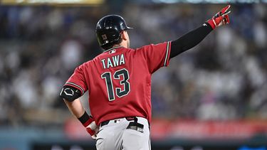 Tim Tawa, de los Diamondbacks de Arizona, hace un gesto tras conectar un jonrón durante la cuarta entrada de un partido de béisbol contra los Dodgers de Los Ángeles, el viernes 10 de julio de 2026, en Los Ángeles. (Foto AP/William Liang)
