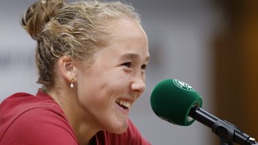 Mirra Andreeva durante una rueda de prensa tras ganar su partido de la segunda ronda del Abierto de Francia, el jueves 1 de junio de 2023, en París. (AP Foto/Jean-Francois Badias)
