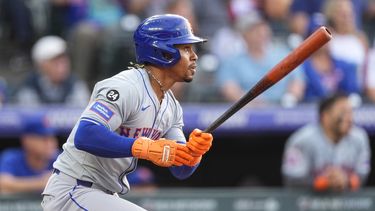 El puertorriqueño de los Mets de Nueva York Francisco Lindor le da seguimiento a su sencillo frente al abridor de los Rockies de Colorado Ryan Feltner en la primera entrada el miércoles 7 de agosto del 2024. (AP Foto/David Zalubowski)