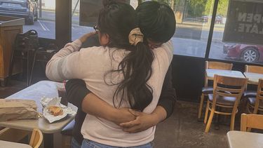 Juan Carlos López Gómez, de 20 años y ciudadano estadounidense, abraza a su madre en Tallahassee, Florida, tras ser liberado, el 17 de abril de 2025, de su detención por parte de autoridades migratorias. (Thomas Kennedy vía AP)