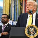 El presidente estadounidense Donald Trump escucha la pregunta de un periodista durante un evento en la Oficina Oval de la Casa Blanca, el miércoles 15 de octubre de 2025, en Washington, mientras el director del FBI, Kash Patel, escucha. (Foto AP/John McDonnell)