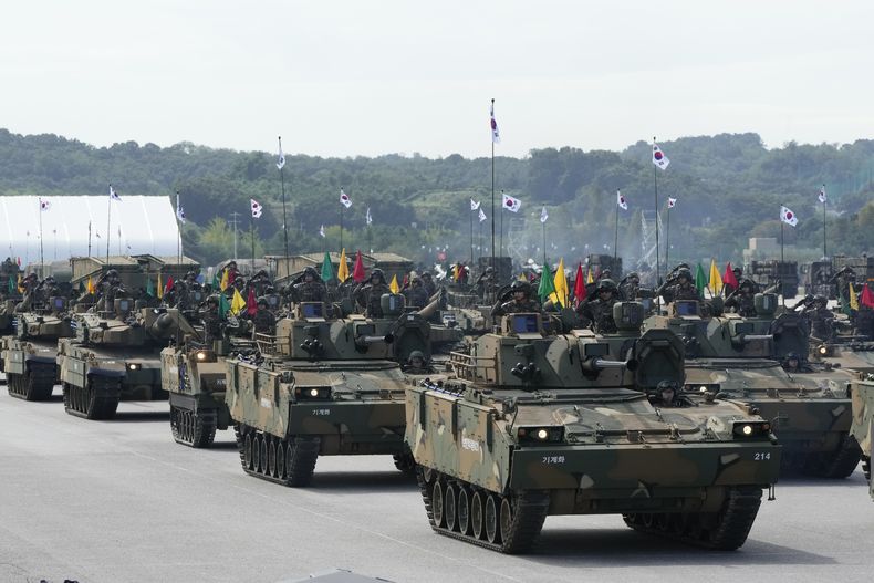 Una unidad del ejército de Corea del Sur desfila con vehículos blindados ante la prensa con motivo del 76to aniversario del Día de las Fuerzas Armadas, en la base aérea de Seongnam, en Seúl, Corea del Sur, el 25 de septiembre de 2024. (AP Foto/Ahn Young-joon)