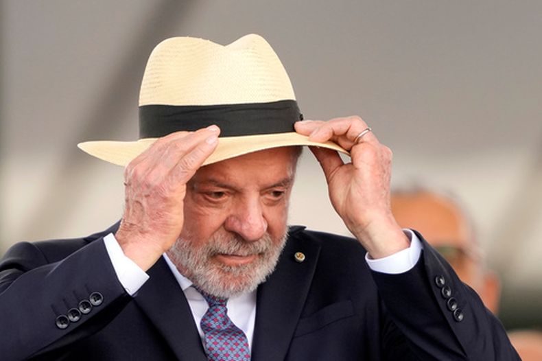 El presidente de Brasil Luiz Inácio Lula da Silva se ajusta el sombrero durante una ceremonia por el Día del Soldado en la sede del Ejército, el martes 25 de agosto de 2026, en Brasilia. (AP Foto/Eraldo Peres)