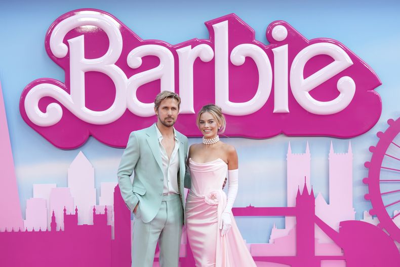 ARCHIVO- Ryan Gosling, izquierda, y Margot Robbie posan a su llegada a la premiere de Barbie el 12 de julio de 2023, en Londres. “Barbie” de Greta Gerwig dominó las nominaciones a los Globos de Oro con nueve menciones el 12 de diciembre de 2023. (Scott Garfitt/Invision/AP, archivo)
