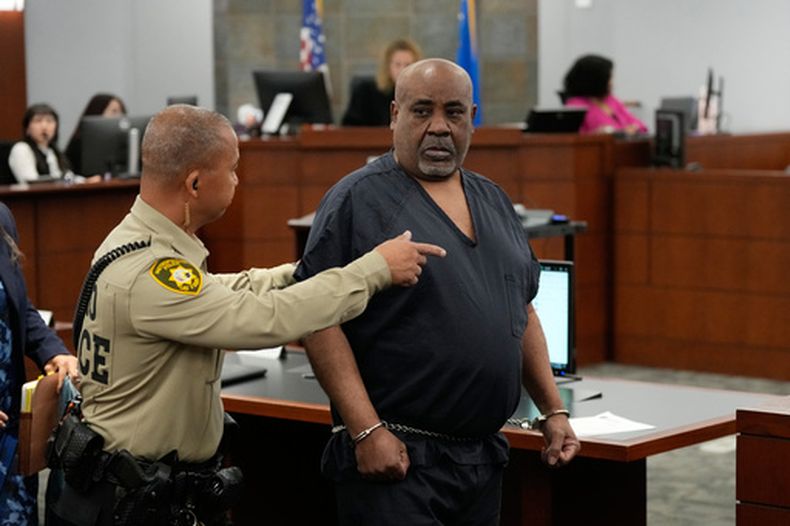 Duane Davis, centro, llega a la audiencia de sentencia tras ser condenado por el asesinato del rapero Tupac Shakur, el martes 13 de octubre de 2026, en Las Vegas. (Foto AP/John Locher, Pool)