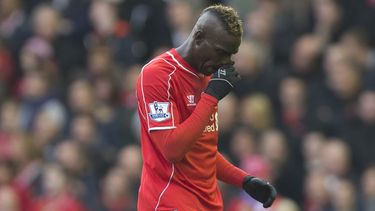 americateve | Mario Balotelli sale de la cancha al ser sustituido durnte el partido del 8 de noviembre del 2014 entre Liverpool y Chelsea. (AP Photo/Jon Super)
