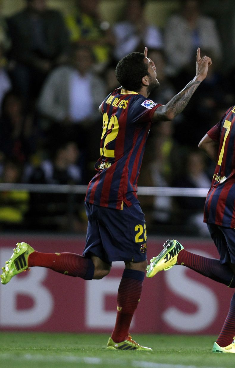 Daniel Alves del Barcelona celebra tras anotar un gol ante Villarreal en la liga espa&ntilde;ola el domingo 27 de abril de 2014. (AP Foto/Alberto Saiz)