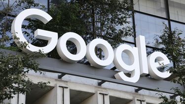 El letrero de Google puede apreciarse el miércoles 6 de septiembre de 2023 en la entrada del nuevo edificio de la compañía, en Nueva York. (AP Foto/Peter Morgan)