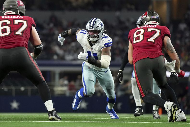 ARCHIVO - Micah Parsons, linebacker de los Cowboys de Dallas, corre en el encuentro ante los Buccaneers de Tampa Bay, el domingo 22 de diciembre de 2024 (AP Foto/Jeffrey McWhorter)