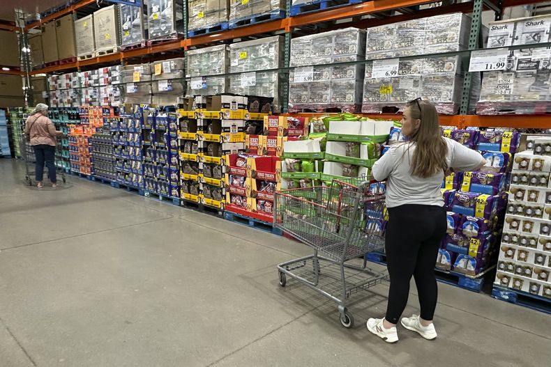 Compradores en un Costco en Thornton, Colorado, el 12 de septiembre de 2024. (Foto AP/David Zalubowski)