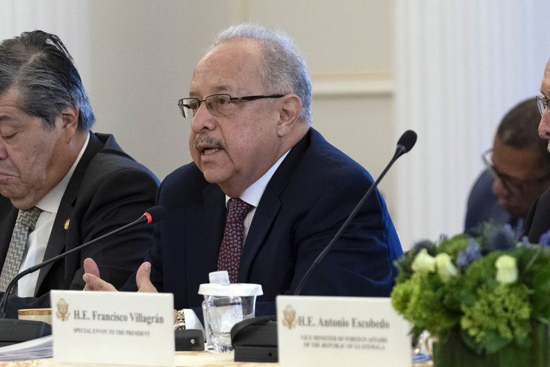 ARCHIVO - El Ministro de Relaciones Exteriores de Guatemala, Carlos Ramiro Martínez, habla durante una reunión sobre migración en Washington el 28 de febrero de 2024. (AP Foto/Jose Luis Magana, Archivo)
