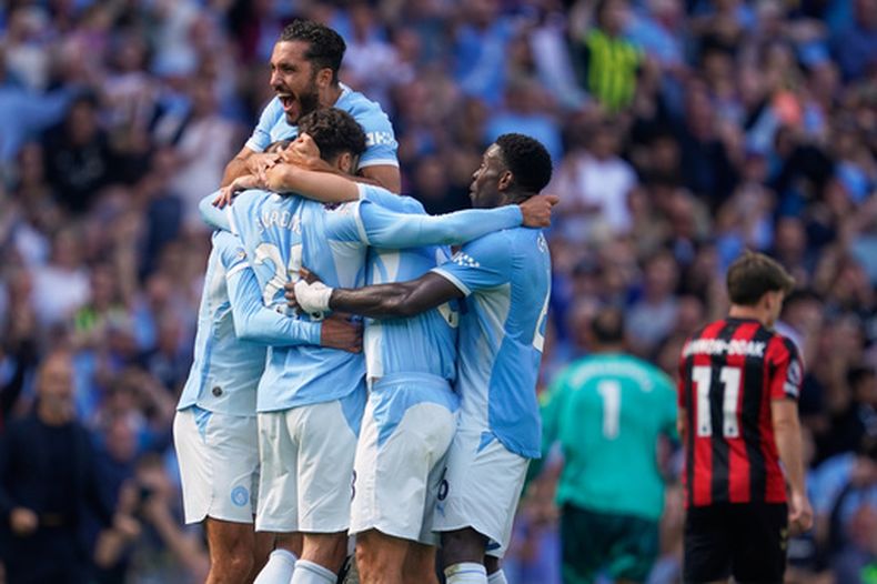 Josko Gvardiol del Manchester City celebra con sus compañeros tras anotar el segundo gol de su equipo en el encuentro ante el Bournemouth en la Liga Premier el domingo 23 de agosto del 2026. (AP Foto/Dave Thompson)