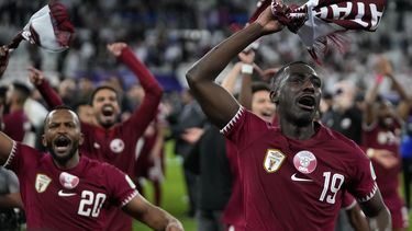 Almoez Ali (derecha) celebra la victoria de Qatar ante Irán en las semifinales de la Copa Asia, el miércoles 7 de febrero de 2024, en Doha, Qatar, el miércoles 7 de febrero de 2024. (AP Foto/Thanassis Stavrakis)