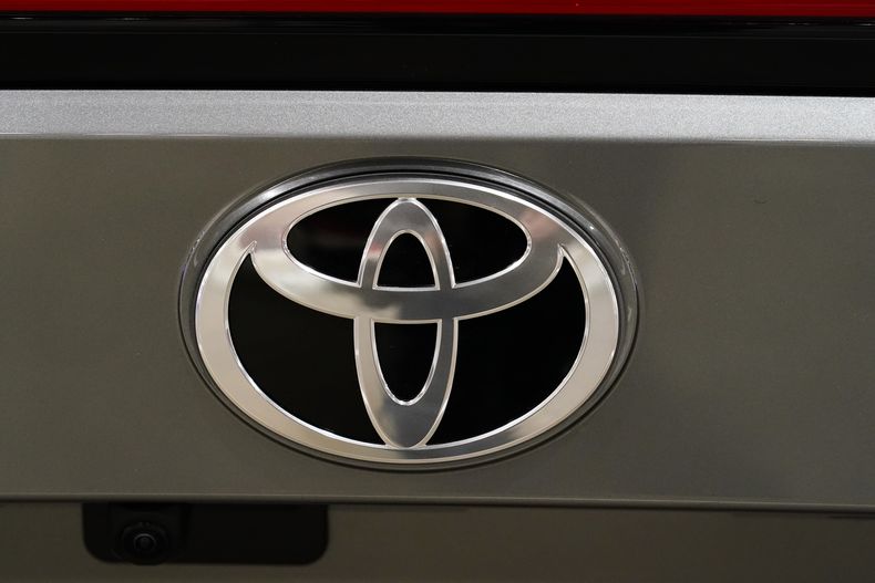 ARCHIVO - El logo de Toyota es visto en un evento automotriz en Filadelfia, el 27 de enero de 2023. (AP Foto/Matt Rourke, archivo)