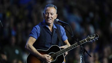 ARCHIVO - Bruce Springsteen canta en un mitin de campaña en apoyo a la candidata presidencial demócrata Kamala Harris, el 28 de octubre de 2024, en Filadelfia. (AP Foto/Matt Rourke, archivo)