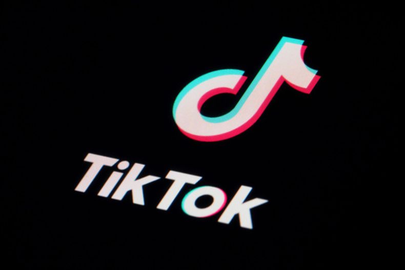 El icono de TikTok en la pantalla de un smartphone, el 28 de febrero de 2023, en Marple Township, Pensilvania. (AP Foto/Matt Slocum, Archivo)