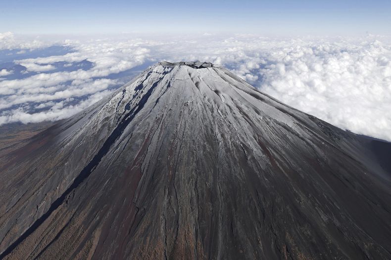 El monte Fuji, en Japón, cubierto de nieve, el 6 de noviembre de 2024. (Kyodo News vía AP)