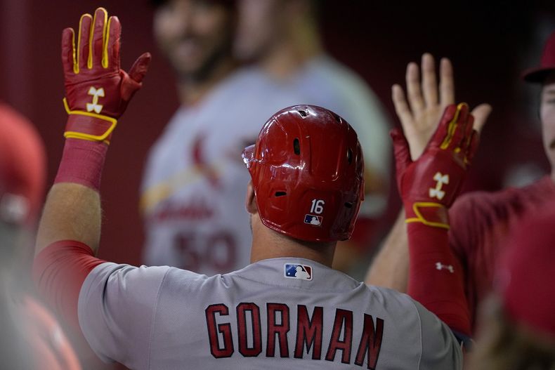 Nolan Gorman, de los Cardenales de San Luis, festeja con sus compañeros luego de batear un jonrón solitario ante los Diamondbacks de Arizona, en el segundo inning del juego del 26 de julio de 2023 (AP Foto/Matt York)