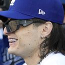 ARCHIVO - El cantante mexicano Peso Pluma sonríe al hablar con el primer pitcher Julio Urias antes de lanzar la primera bola del partido entre los Dodgers de Los Angeles y los Piratas de Pittsburgh el 5 de julio de 2023 en Los Angeles. Peso Pluma encabeza la lista de finalistas de los Premios Billboard de la Música Latina con 21 menciones, según se anunció el 24 de agosto de 2023. (Foto AP/Mark J. Terrill, archivo)