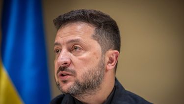 El presidente de Ucrania, Volodymyr Zelenskyy, habla con reporteros tras un foro empresarial Alemania-Ucrania en Kiev, el 4 de octubre de 2026. (AP Foto/Dan Bashakov)
