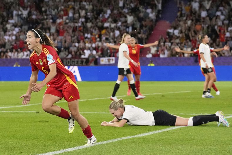 La española Aitana Bonmati celebra tras anotar el gol de la victoria 1-0 ante Alemania en la semifinal de la Eurocopa femenina, el miércoles 23 de julio de 2025, en Zúrich. (AP Foto/Alessandra Tarantino)