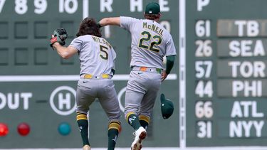 Jacob Wilson (5), de los Atléticos, atrapa un elevado mientras choca con su compañero Jeff McNeil (22) durante la segunda entrada del juego de béisbol de Grandes Ligas frente a los Medias Rojas de Boston, el domingo 9 de agosto de 2026, en Boston. (AP Foto/Mark Stockwell)