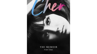 Esta imagen de portada publicada por Dey Street Books muestra Cher: The Memoir, Part One, que se publicará el 19 de noviembre. (Dey Street Books via AP)