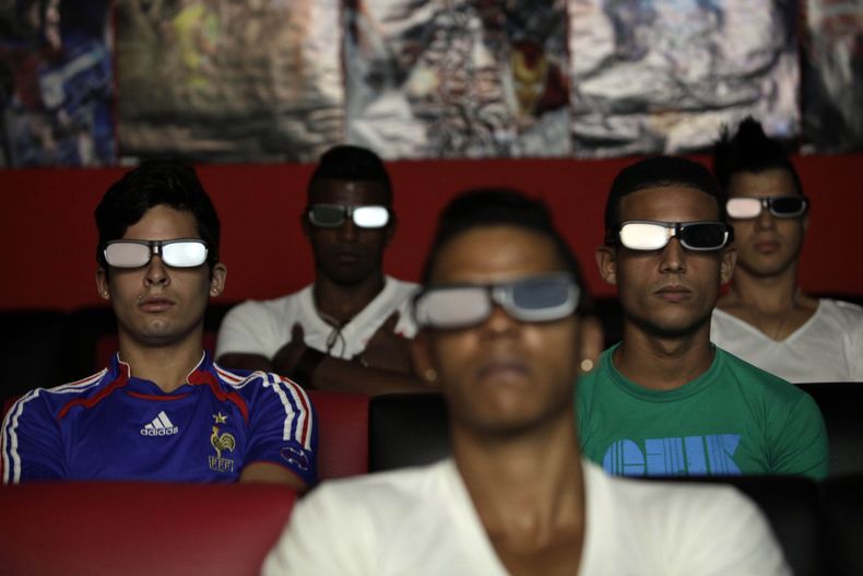 varias personas miran una pel&iacute;cula en tercera dimensi&oacute;n en un cine privado en La Habana, Cuba, el lunes 28 de octubre de 2013. El s&aacute;bado 2 de noviembre el gobierno orden&oacute; el cierre inmediato de dichas salas. (Foto AP/Franklin R