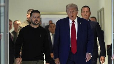 El candidato presidencial republicano Donald Trump se reúne con el presidente ucraniano Volodymyr Zelenskyy en la Torre Trump, el viernes 27 de septiembre de 2024, en Nueva York. (AP Foto/Julia Demaree Nikhinson)