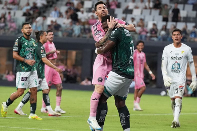 Lionel Messi, del Inter Miami, choca con Jhohan Romaña, de León, durante un encuentro de la Leagues Cup, el miércoles 12 de agosto de 2026 (AP Foto/Lynne Sladky)