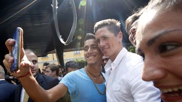 americateve | El jugador del Milan, Fernando Torres, centro, posa junto con un fan&aacute;tico que se toma un selfie el s&aacute;bado, 30 de agosto de 2014, tras llegar al reconocimiento m&eacute;dico con su nuevo club en Mil&aacute;n, Italia. (AP Photo/Luca Bruno)